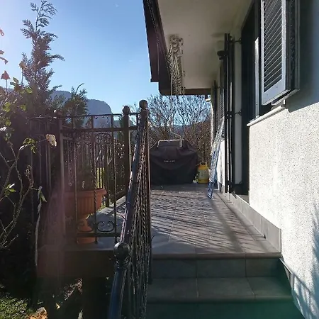 Entire House Iris & Arnika בלד